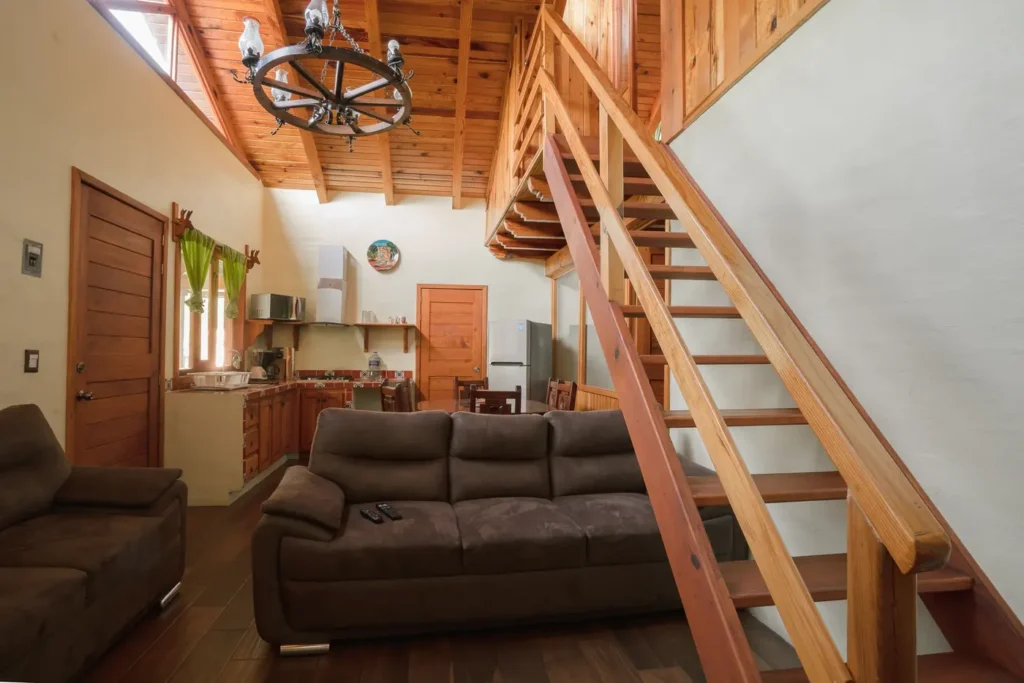 Sala con escalera al tapanco de la cabaña Andrómeda