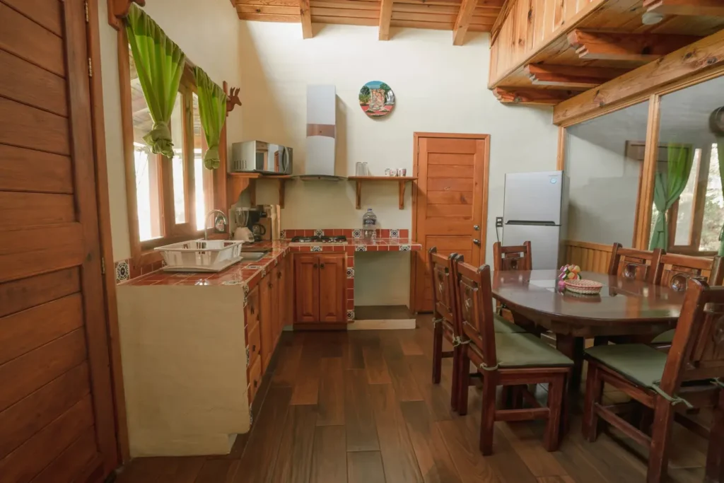 Cocina y comedor de la cabaña Andrómeda