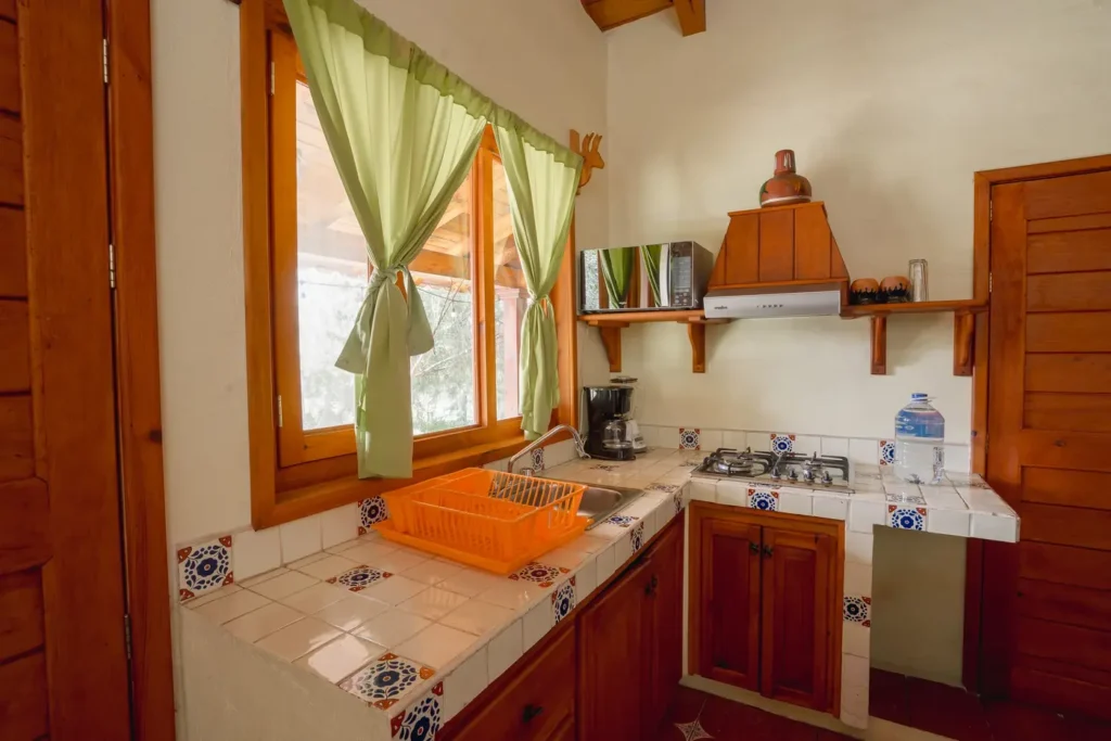 Sala con chimenea de la cabaña Aquila