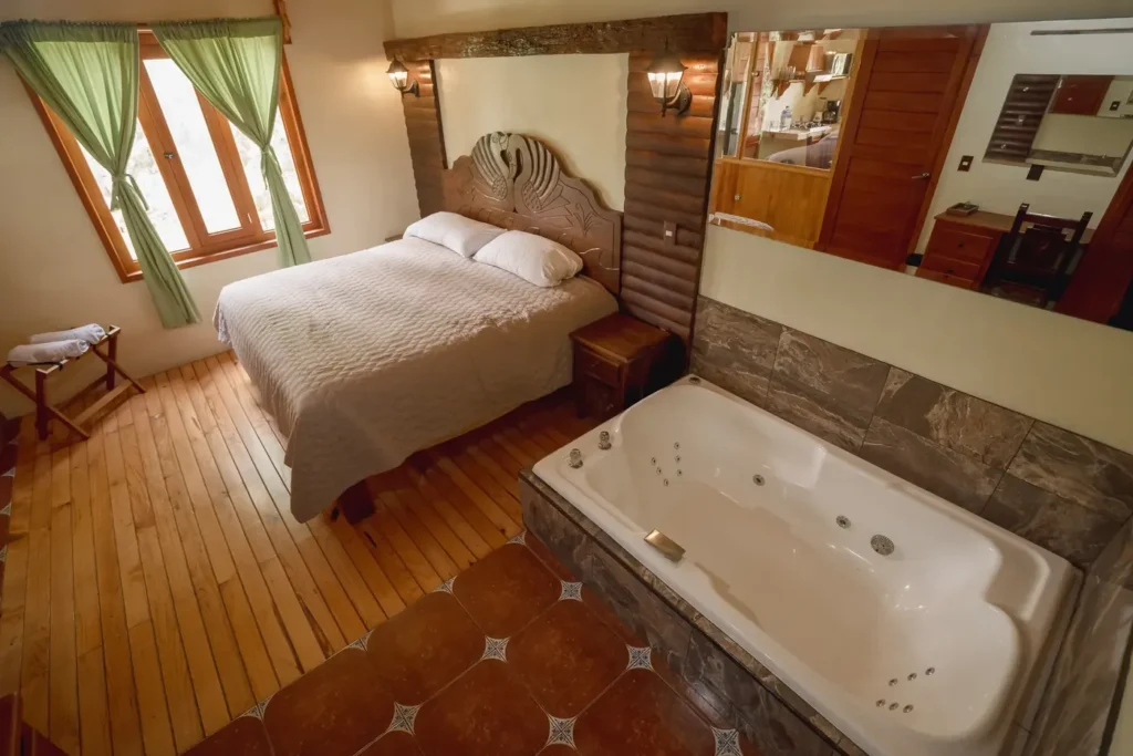 Recámara con jacuzzi de la cabaña Aquila