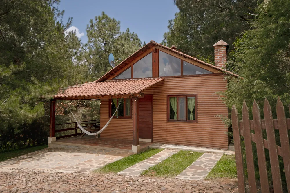 Cabaña Aquila con terraza, hamaca y jardín cercado