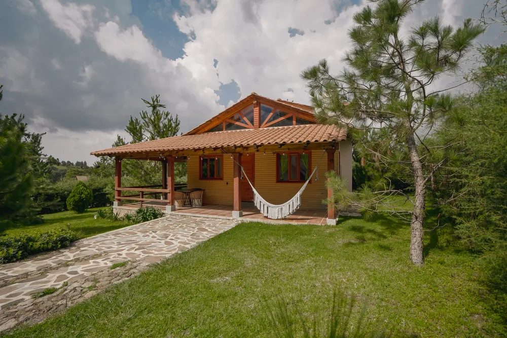 Cabaña Lyra con hamaca y jardín junto al área deportiva