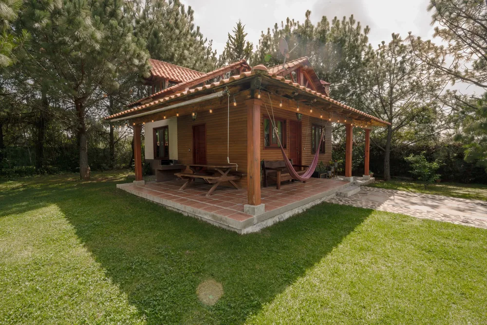 Cabaña Pegaso con terraza techada y amplio jardín