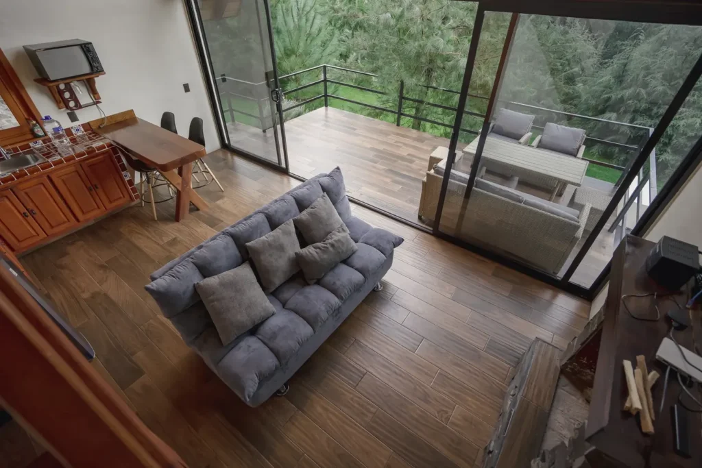 Sala y terraza de la cabaña Centauro