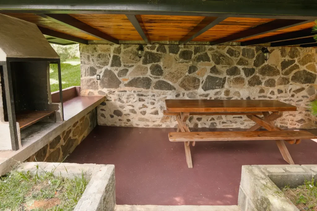 Sala con chimenea de piedra de la cabaña Centauro