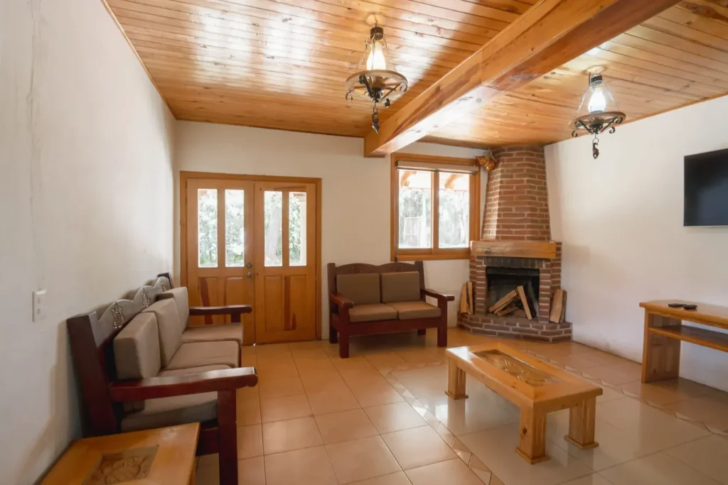 Sala con chimenea de la cabaña Hércules