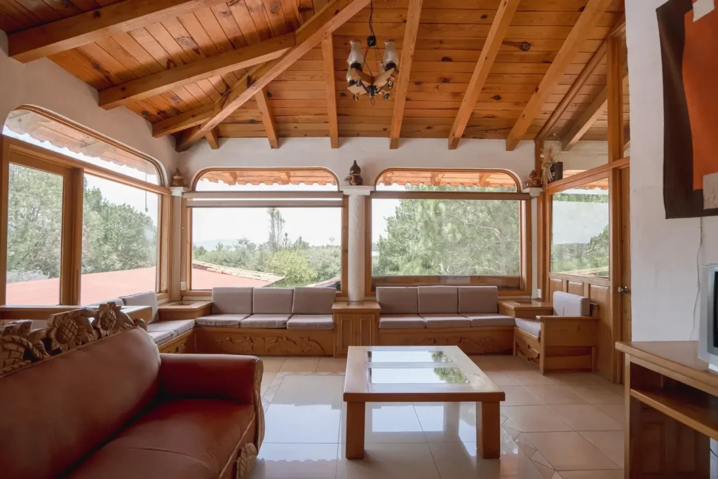 Sala con ventanales de la cabaña Hércules