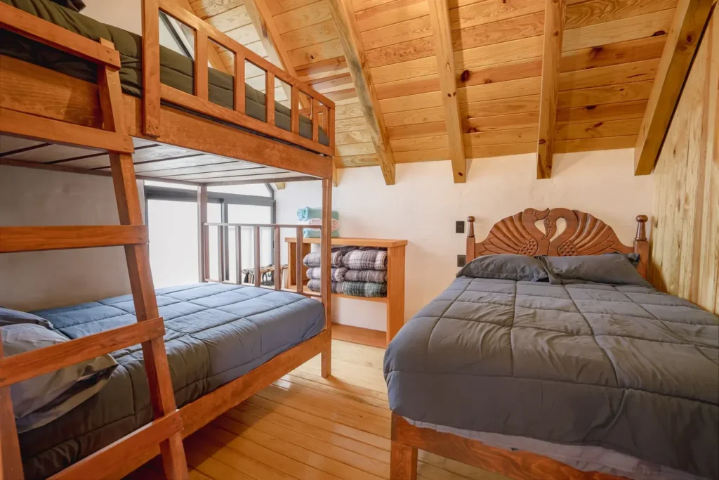 Recámara con litera matrimonial de la cabaña Hydra