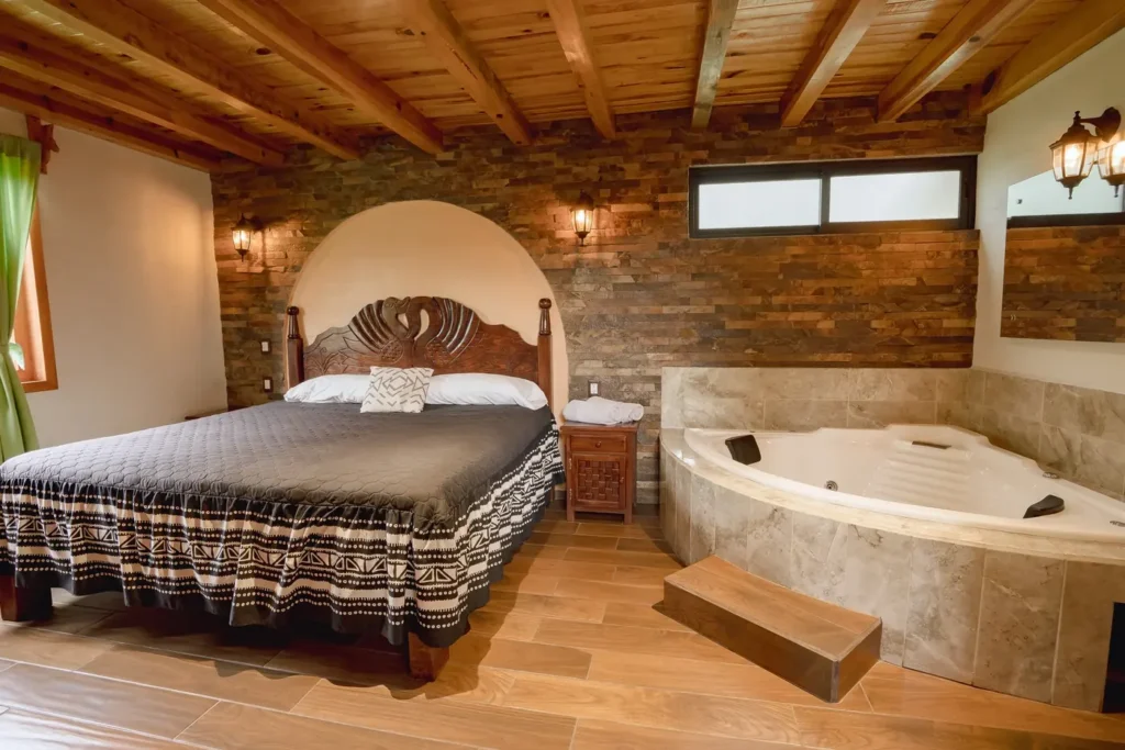Recámara principal con jacuzzi de la cabaña Lupita