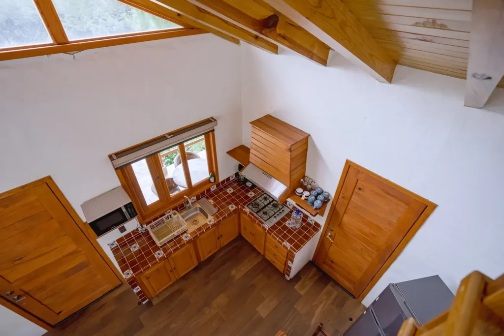 Sala con chimenea de la cabaña Lyra