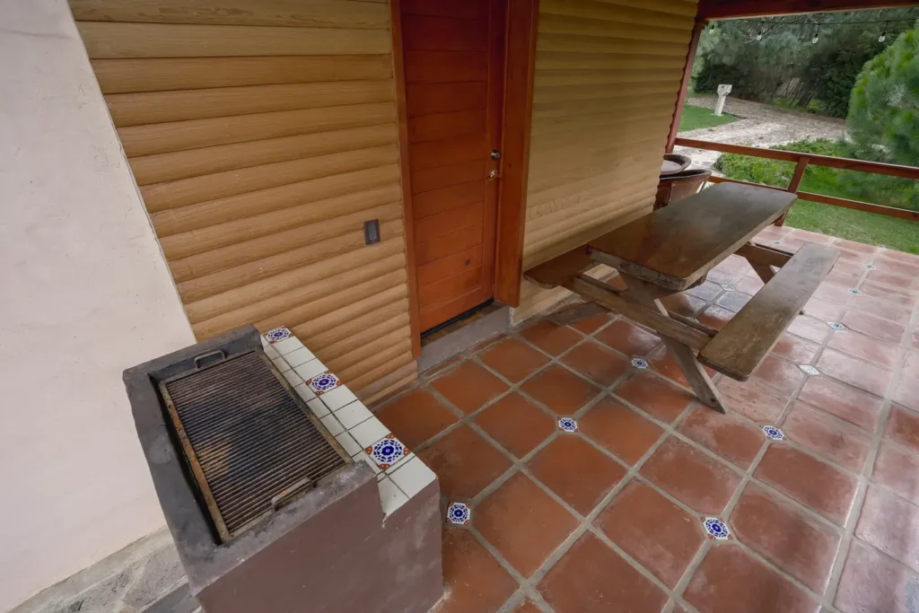Terraza con asador de la cabaña Lyra