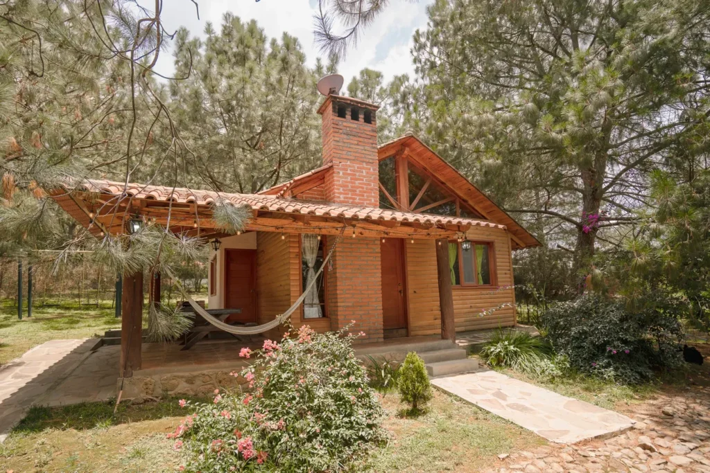 Cabaña Orión con hamaca en la terraza entre pinos