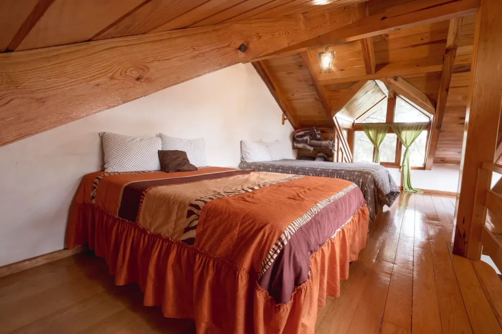 Recámara principal con cama King Size de la cabaña Orión