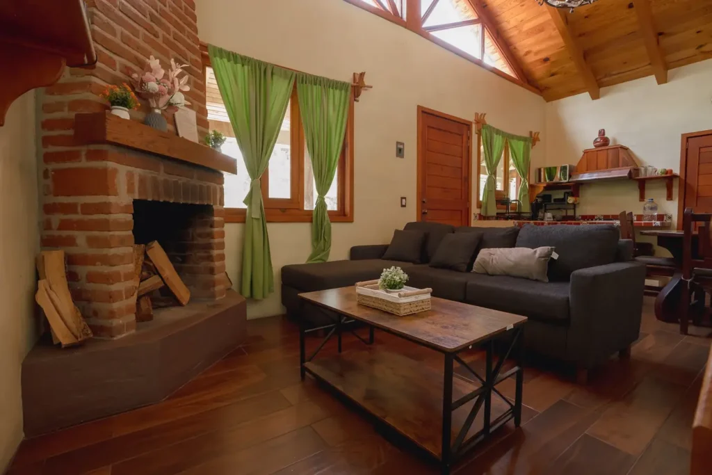 Sala con chimenea de la cabaña Pegaso