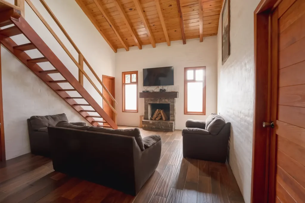 Sala con chimenea de la cabaña Virgo