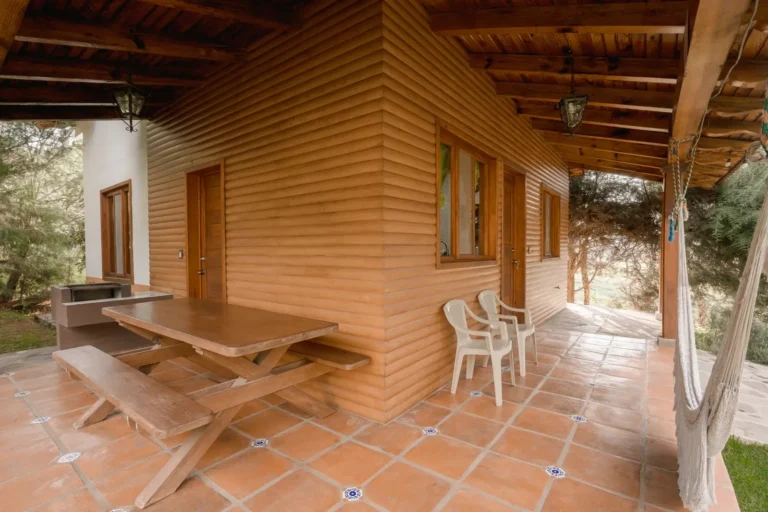 Cabaña Andrómeda, Paseo del Llano: terraza con comedor