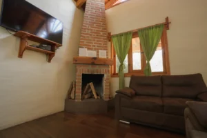 Cabaña Andrómeda, Paseo del Llano: sala con chimenea
