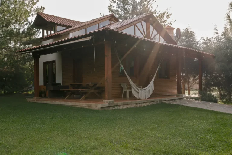 Jardín y árboles alrededor de la Cabaña Andrómeda en Paseo del Llano