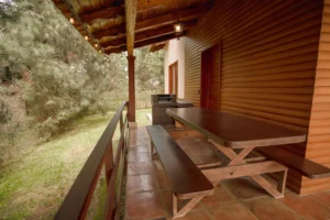 Cabaña Aquila, Paseo del Llano: terraza con comedor