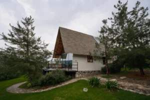Cabaña Centauro, Paseo del Llano: fachada y jardín