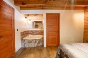 Cabaña Centauro, Paseo del Llano: recámara con jacuzzi