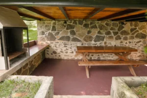 Cabaña Centauro, Paseo del Llano: área de asador