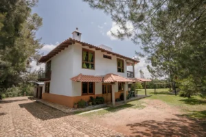 Cabaña Hércules, Paseo del Llano: exterior