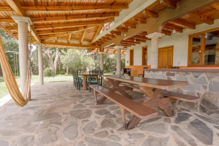 Terraza con comedor de la Cabaña Hércules