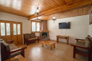 Cabaña Hércules, Paseo del Llano: sala con chimenea