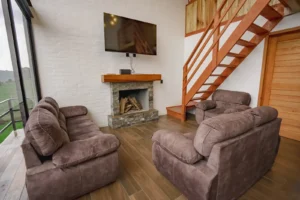 Cabaña Hydra, Paseo del Llano: sala con chimenea