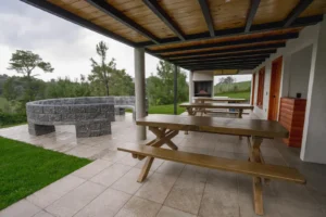 Cabaña Hydra, Paseo del Llano: terraza con mesas