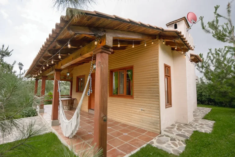 Cabaña Lyra, Paseo del Llano: exterior con hamaca