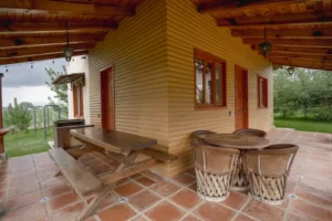 Cabaña Lyra, Paseo del Llano: terraza con comedor