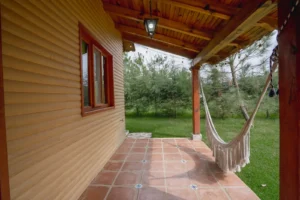 Cabaña Lyra, Paseo del Llano: terraza con hamaca
