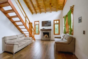 Cabaña Lyra, Paseo del Llano: sala con chimenea
