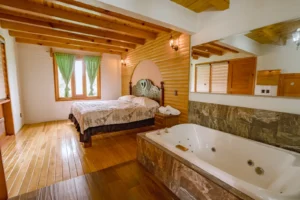 Cabaña Lyra, Paseo del Llano: recámara con jacuzzi