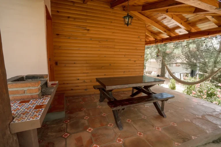 Cabaña Orión, Paseo del Llano: terraza con comedor