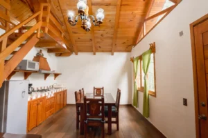 Cabaña Orión, Paseo del Llano: comedor y cocina