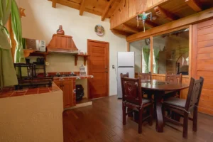 Cabaña Pegaso, Paseo del Llano: cocina y comedor