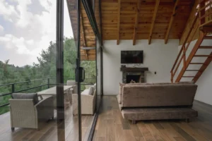 Cabaña Sagitario, Paseo del Llano: sala con chimenea