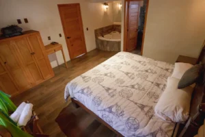 Cabaña Sagitario, Paseo del Llano: recámara con jacuzzi
