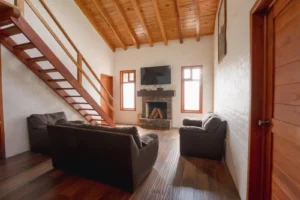 Cabaña Virgo, Paseo del Llano: sala con chimenea