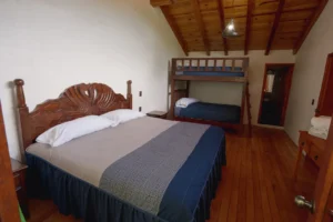 Cabaña Virgo, Paseo del Llano: recámara con litera