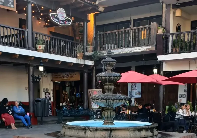 Portales y fuente en el centro de Mazamitla